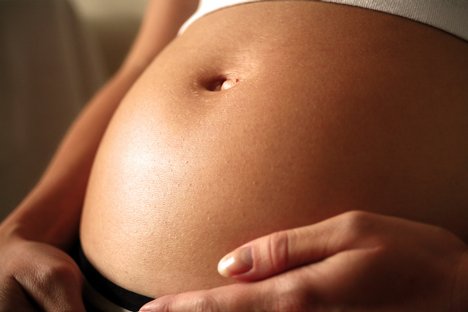 Photo of the abdomen of a pregnant woman.